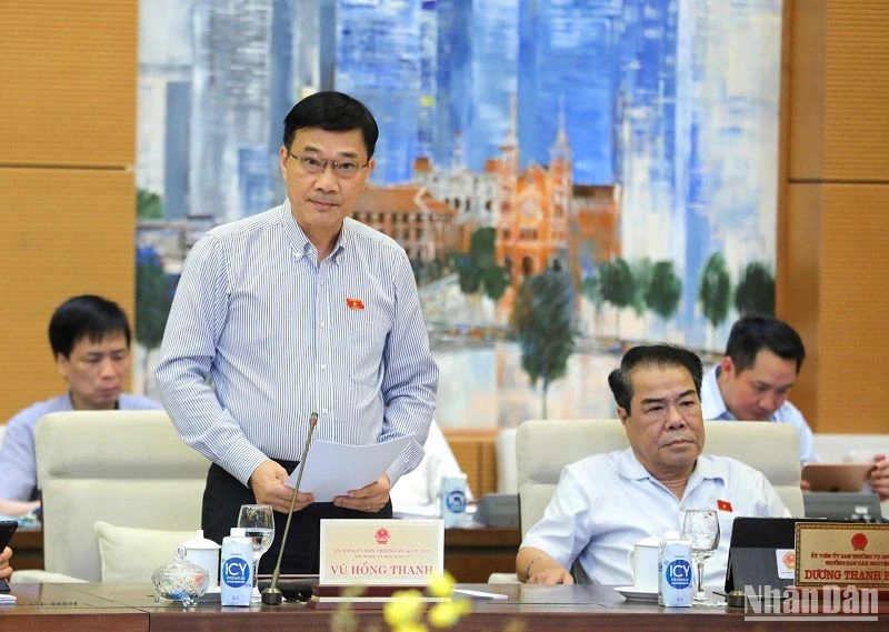 Chủ nhiệm Ủy ban Kinh tế của Quốc hội Vũ Hồng Thanh trình bày báo cáo tóm tắt thẩm tra dự thảo Luật Đất đai (sửa đổi) trong phiên họp chiều 11/5. (Ảnh: DUY LINH)